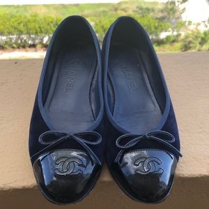 Chanel ballet flat in navy velvet w/ patent toe